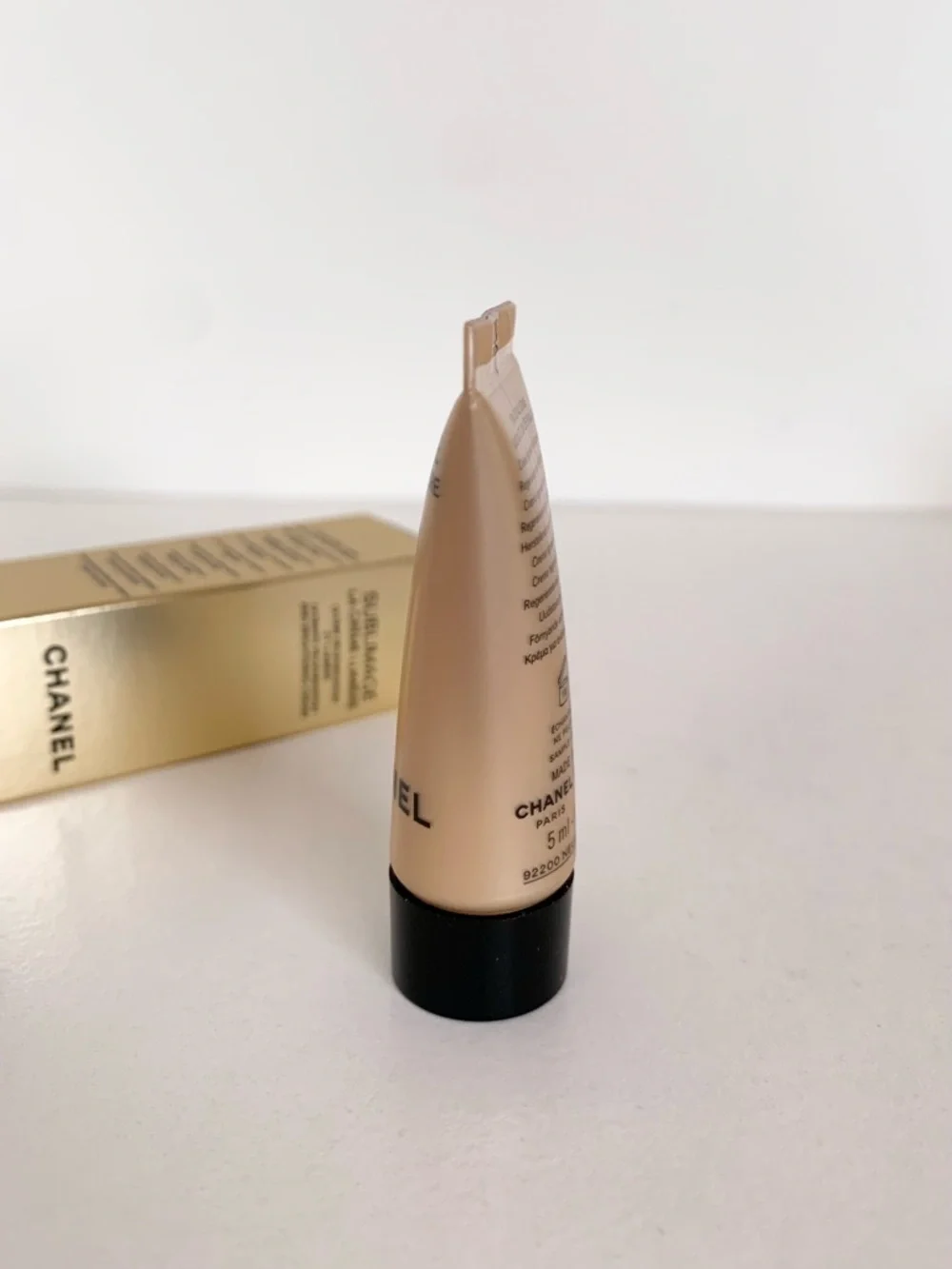 Hold CHANEL Sublimage La Crème Lumière - Picture 10 of 15